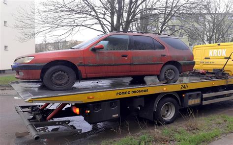Zdjęcie przedstawiające spalone wraki samochodów na parkingu w Lesnym Gorodoku