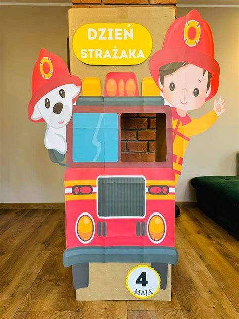 Ilustracja przedstawiająca Dzień Strażaka i wóz strażacki