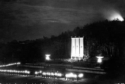 Fotografia lub ilustracja przedstawiająca niemiecki czołg w płomieniach lub scenę z września 1939 roku