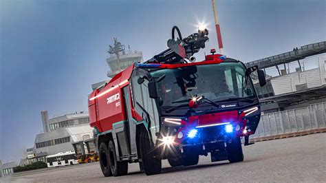 Wóz strażacki ARFF Panther z malowaniem w panterę