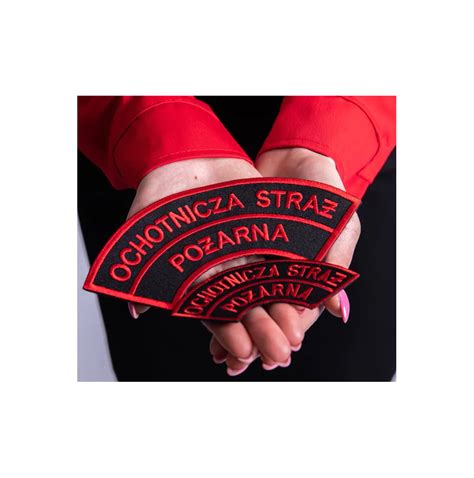 Zbliżenie na czerwony haftowany emblemat 