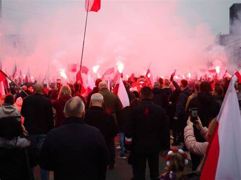 Tematyczne zdjęcie przedstawiające incydent lub zamieszki podczas Marszu Niepodległości 2013 w Warszawie
