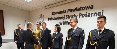 Strażacy PSP w mundurach galowych z widocznymi dystynkcjami