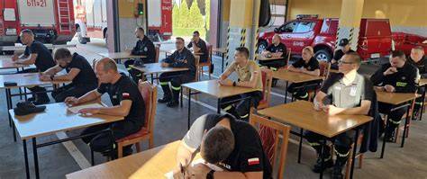zdjęcie naczelnika OSP podczas odprawy lub szkolenia