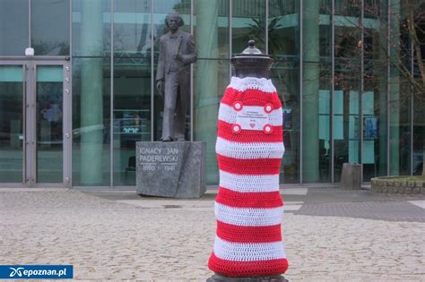 Poznańskie hydranty-kandelabry ozdobione kokardami narodowymi w ramach akcji patriotycznej