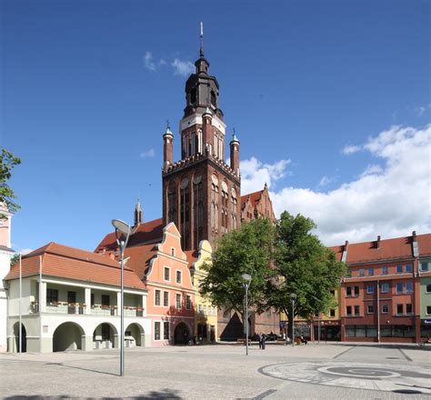 Nowoczesny hydrant w stylu staromiejskim z herbem miasta Stargard