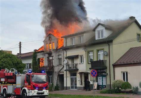Akcja gaśnicza przy pożarze mieszkania na Bielanach, strażacy z podnośnikiem