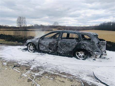 Samochód Renault Clio z dymem spod maski, straż miejska na miejscu zdarzenia
