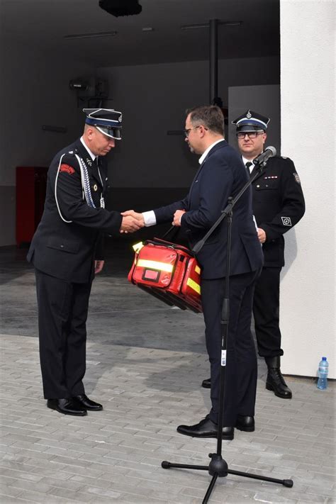 Zdjęcie z ceremonii wręczenia sztandaru OSP Brzuśce