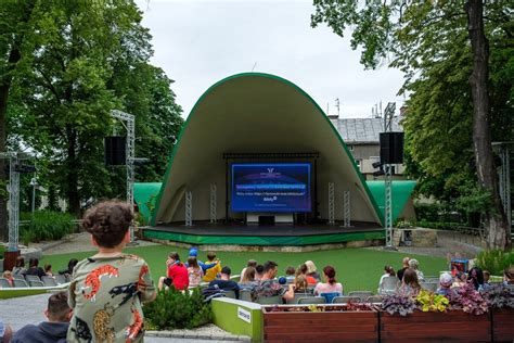 Scena z pikniku rodzinnego lub kina plenerowego w Więckowicach