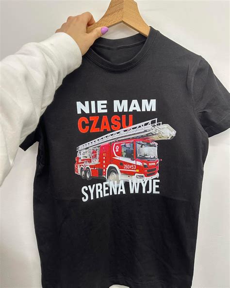 Ilustracja przedstawiająca rodzinę słuchającą radia, podczas gdy syrena wyje w tle