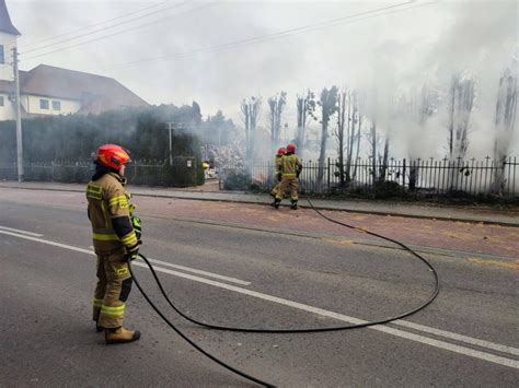 Tematyczne zdjęcie strażaków zwijających wąż po akcji