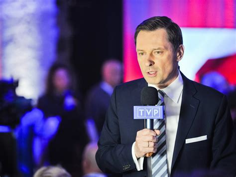 Krzysztof Ziemiec w refleksyjnej pozie lub z elementem symbolizującym wiarę (np. krzyżyk)