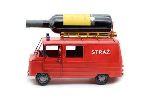 Stojak na wino w kształcie czerwonego wozu strażackiego wykonany z metalu