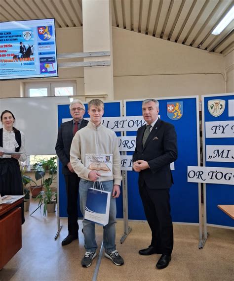 Dyrektor ZSTW Janusz Jakubek i uczniowie internatu