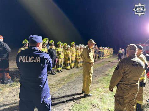Policjanci, strażacy i ratownicy medyczni podczas wspólnych ćwiczeń ewakuacyjnych w szpitalu