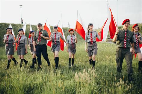 Harcerze i harcerki na zlocie lub biwaku, symbolizujący przyjaźń i wspólne wartości