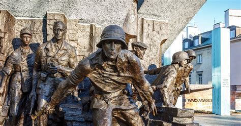Powstańcy Warszawscy w zdobycznych niemieckich bluzach maskujących typu 
