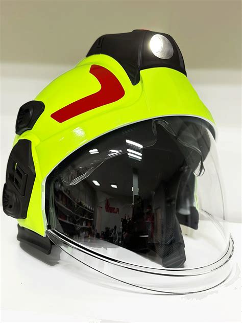 Zbliżenie na hełm z zamontowaną latarką i systemem komunikacji.