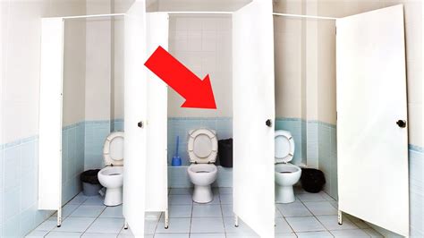 zdjęcie zniszczonych drzwi do toalety szkolnej