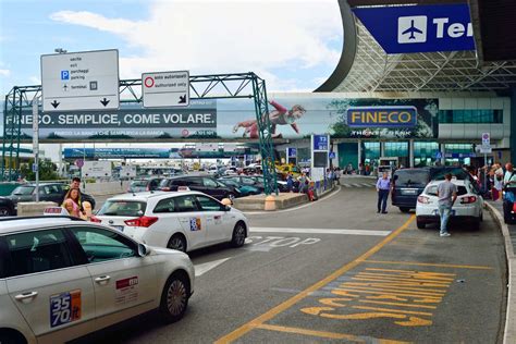Zdjęcie pasażerów oczekujących przed terminalem lotniska Fiumicino lub chaosu w hali odlotów