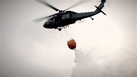 śmigłowiec Black Hawk z podwieszonym zbiornikiem Bambi Bucket