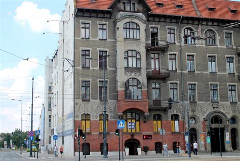 Zadymiona kamienica przy Al. Kościuszki w Łodzi z widocznym dymem wydobywającym się z poddasza