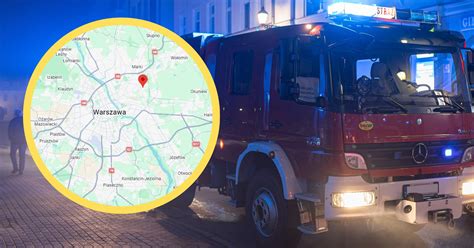 Wóz strażacki na miejscu pożaru bloku mieszkalnego w Łodzi