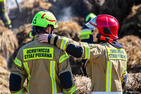 Strażacy OSP podczas ćwiczeń bojowych, demonstrujący zaangażowanie i sprawność