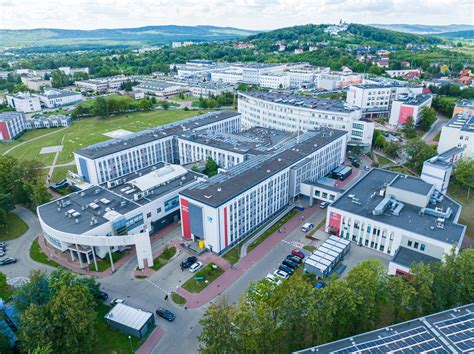 Seria podpaleń śmietników w Kielcach Ślichowicach - zdjęcie płonącego kontenera