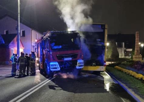 Wóz strażacki gaszący płonący autobus szkolny