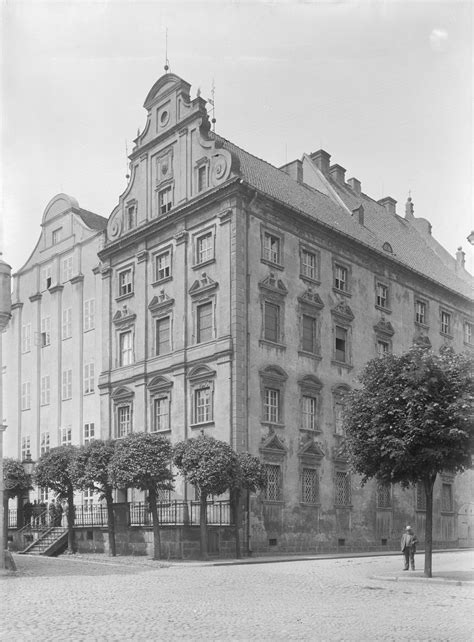 Budynek Urzędu Powiatowego w latach 50. XX w. - obecnie siedziba KP Policji w Strzyżowie.