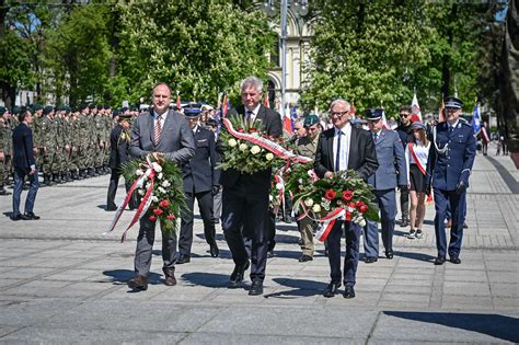 zdjęcie delegacji OSP Krościenko Wyżne składającej kwiaty pod pomnikiem strażaków