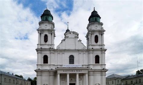 Bazylika w Chełmie nocą podczas akcji gaśniczej
