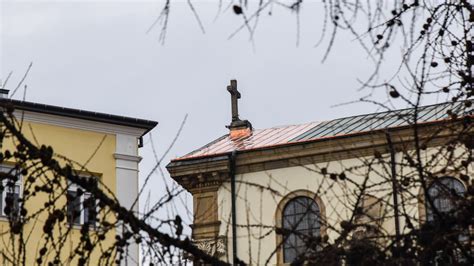 Uszkodzony reflektor i rusztowanie na dachu bazyliki
