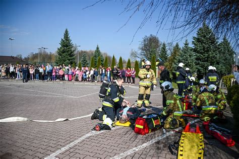Strażak udzielający kwalifikowanej pierwszej pomocy