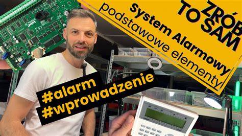 Infografika przedstawiająca działający system alarmowy i elementy remizy Playmobil