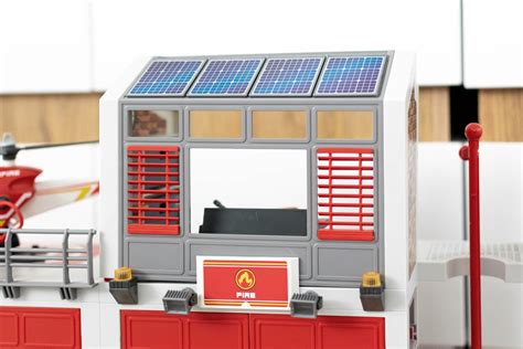 Wnętrze remizy strażackiej Playmobil 9462 z centrum dowodzenia i miejscem na sprzęt