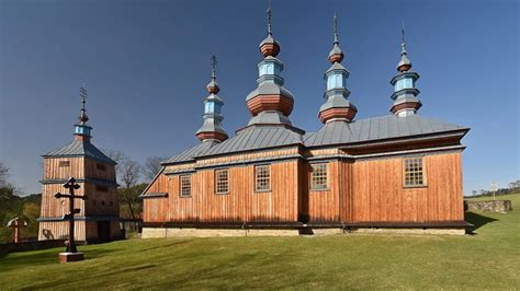 Widok na spaloną cerkiew w Komańczy po pożarze, z ocalałą dzwonnicą