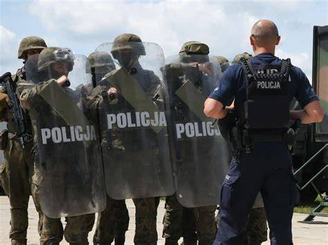 Zdjęcie funkcjonariuszy policji podczas patrolu lub rozmowy z mieszkańcami