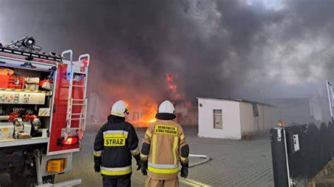 Strażacy gaszący pożar w trudnych warunkach zimowych