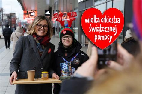 Wolontariusze WOŚP zbierający datki, logo WOŚP