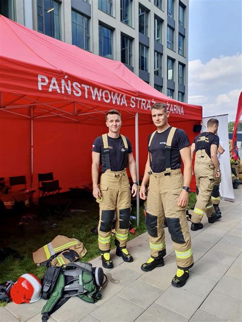 zdjęcie strażaków odbierających nagrody po zawodach