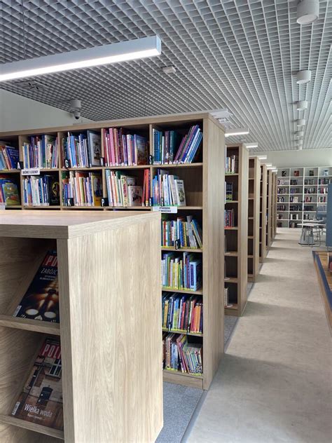 zdjęcie regałów z książkami i nowoczesnej lady bibliotecznej