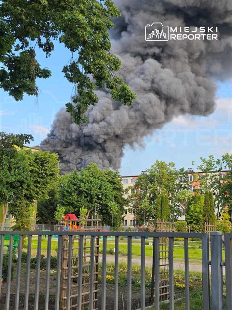 Zilustrowanie pożaru w szpitalu, dym unoszący się z budynku