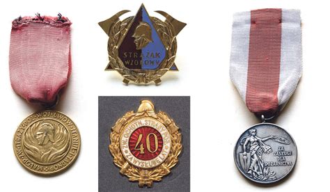 Ilustracja przedstawiająca różne odznaczenia strażackie.