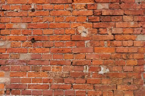 zdjęcie starej kamienicy z widocznym uszkodzeniem po pożarze