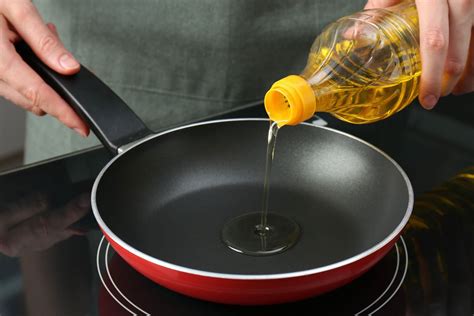 zdjęcie płonącej patelni z olejem i obok gaśniczego koca