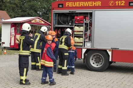 Photo of a youth fire brigade during training or competition