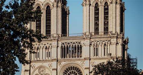 Zdjęcie odrestaurowanej iglicy katedry Notre-Dame